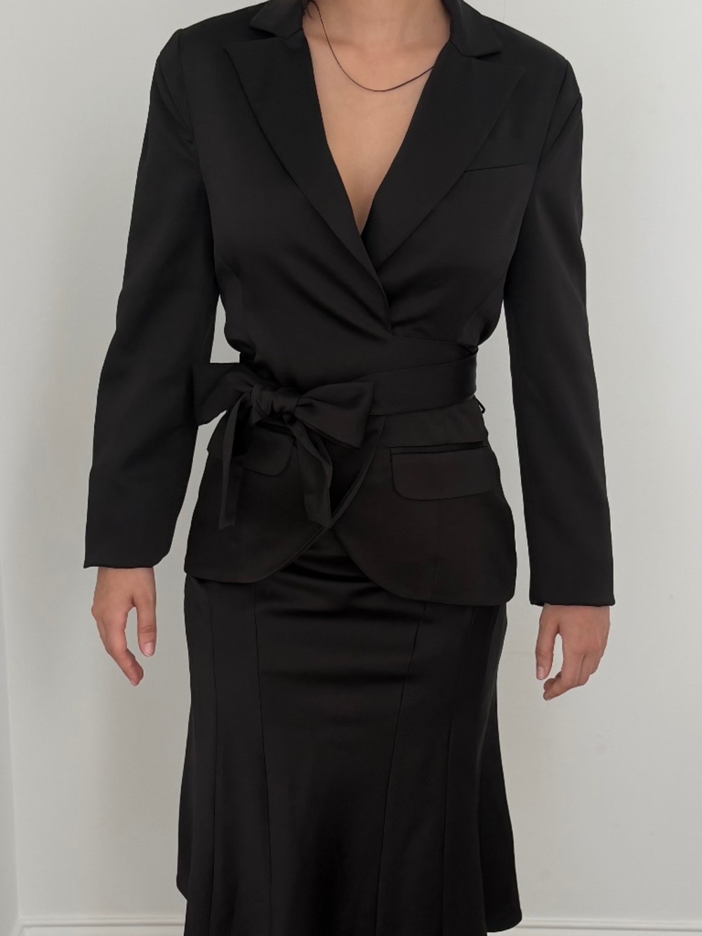 BCBGMAXAZRIA Black Satin-Finish Belted Blazer & Midi Skirt Set – XS /04